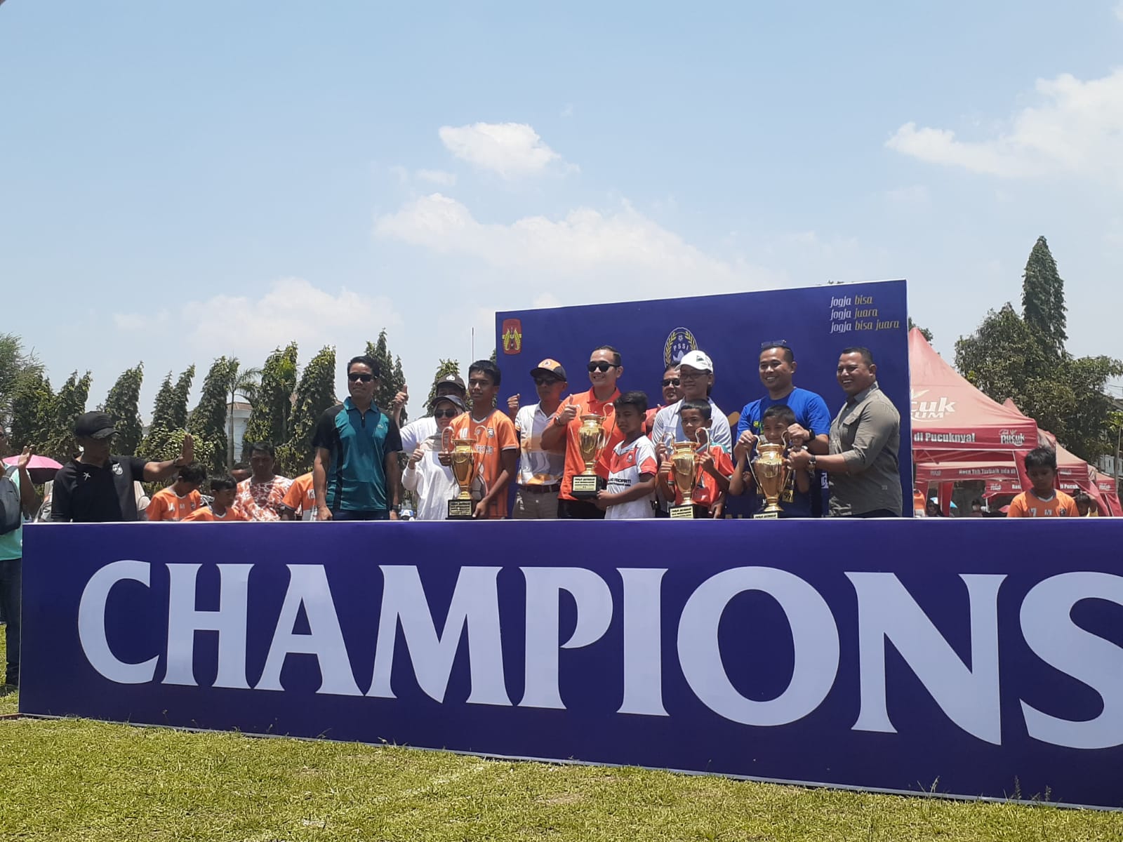 TERBAIK: Para juara di ajang Grassroot Football Festival saat menerima penghargaan dari GKR Mangkubumi dan Ketua Umum Assprov PSSI DIY Dessy Arfianto. (RIZKY WAHYU/RADAR JOGJA)