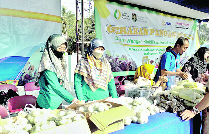 KEBUTUHAN POKOK: Suasana GPM di Kecamatan Grabag, sejumlah kebutuhan pangan tampak dijajakan di tenda yang disediakan oleh DKPP Purworejo Senin (16/10).