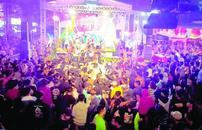 MERIAH: Kemeriahan PYF 2023 di Alun-Alun Kutoarjo beberapa waktu lalu, banyak warga menyaksikan hiburan hingga berjubal di tenan-tenan UMKM yang disediakan oleh panitia.
