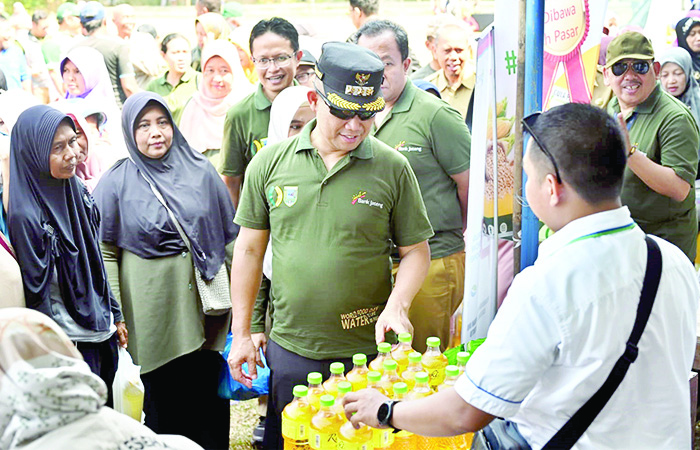 PASAR MURAH : Bupati Kebumen Arif Sugiyanto monitoring pelaksanaan Gerakan Pangan Murah (GPM) di Lapangan Desa Sidoluhur, Kecamatan Ambal, kemarin.