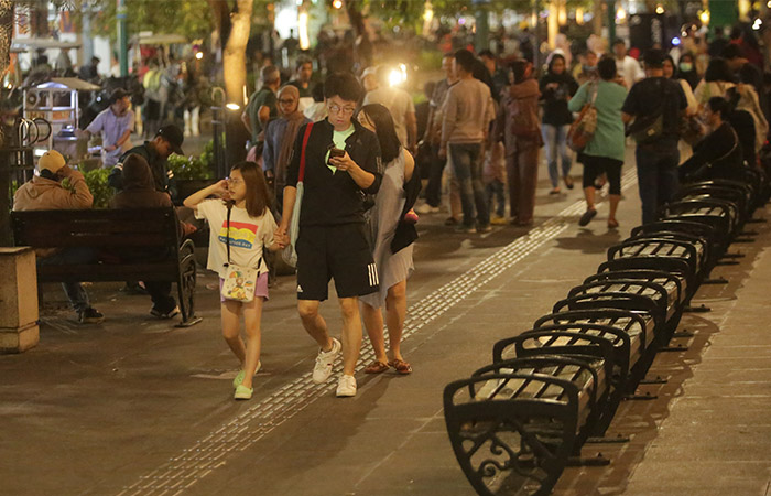 Pengunjung berjalan menyusuri kawasan Malioboro, Jogja saat malam, Senin (2/10).
