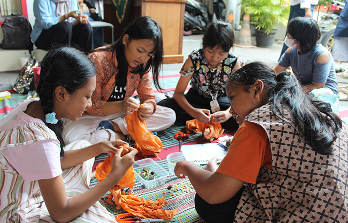 ANTUSIAS: Siswa SD dan SMP saat membatik dalam kegiatan Sabtu Seru di Perpustakaan Kota Jogja (Saskia) kemarin (16/10).&nbsp;