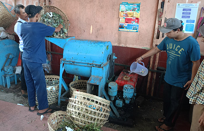 BERI MANFAAT: Proses pencacahan sampah organik di TPS3R Giwangan, kemarin (16/10).&nbsp;