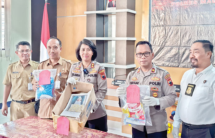 TUNJUKKAN BUKTI: Kapolres Magelang Kota berhasil mengungkap kasus penelantaran bayi di Polosari, Kedungsari, Magelang Utara, beberapa hari lalu.&nbsp;
