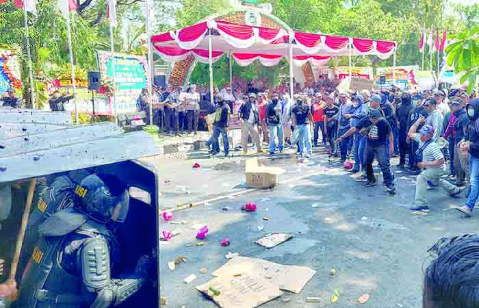 SIMULASI: Bentrok massa dalam Sispamkota yang digelar Polres Kulon Progo di Alun-Alun Wates, kemarin (16/10)