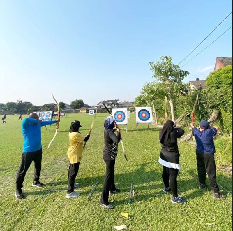 KONSENTRASI: Sejumlah orang sedang asyik memanah. (Instagram/@archeryjogja)