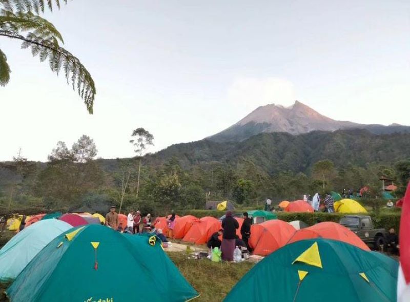 Potret wisatawan yang camping di Bukit Kalangon (Instagram/@pesona_klangon)