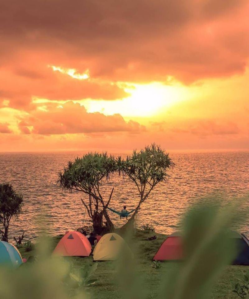 Suasana senja saat camping di pantai kesirat. (Instagram/(@campingpantaikesirat)