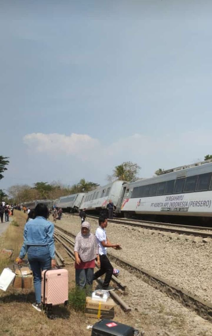 Evakuasi penumpang Argo Semeru yang keretanya anjlok di petak lintas antara Stasiun Sentolo-Wates Selasa (17/10) siang