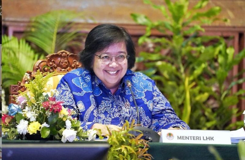 Menteri Siti Nurbaya Bakar mengenakan Jaz  pria. (Instagram/@Siti.nurbayabakar)