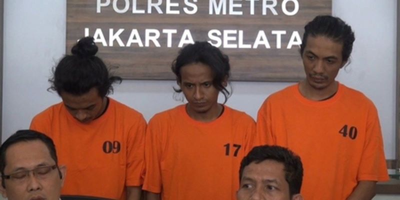 Vadel Bajideh (kiri) bersama rekan-rekannya ditangkap polisi. (Website/@kapanlagi.com )