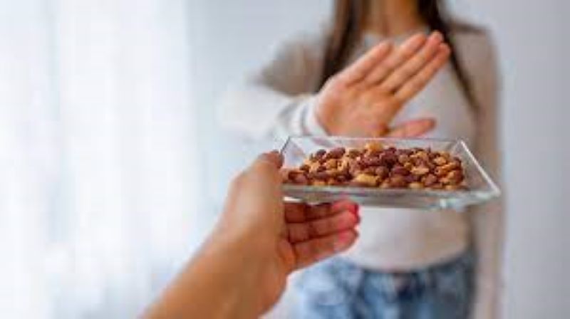 Ilustrasi seseorang menolak makan kacang. (ciputrahospital.com)