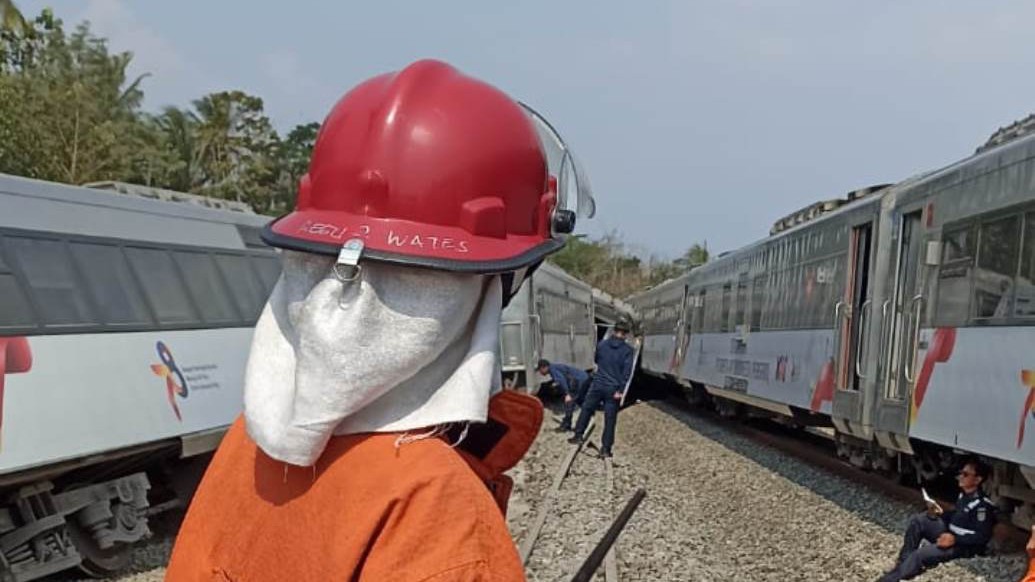 TERGELINCIR: Kondisi KA Argo Semeru yang anjlok di petak jalan Sentolo-Wates tepatnya di wilayah Kalimenur, Kalurahan Sukoreno, Kapanewon Sentolo, Kulon Progo, kemarin (17/10). (Dok BPBD Kulonprogo)