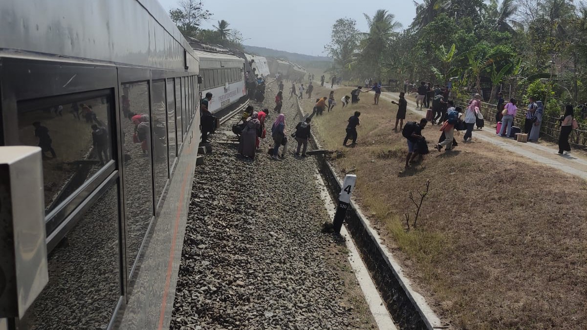 SELAMAT: Sebagian penumpang kereta yang mengalami kecelakaan di Sentolo, Wates. (Istimewa)