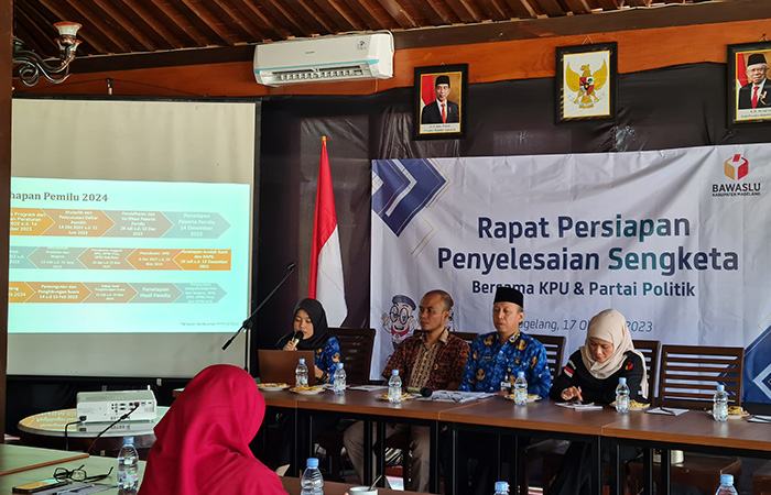 SOSIALISASI: Bawaslu menggandeng KPU dan partai politik peserta pemilu 2024 untuk mengikuti rapat persiapan penyelesaian sengketa Selasa (17/10).Naila Nihayah/Radar Jogja