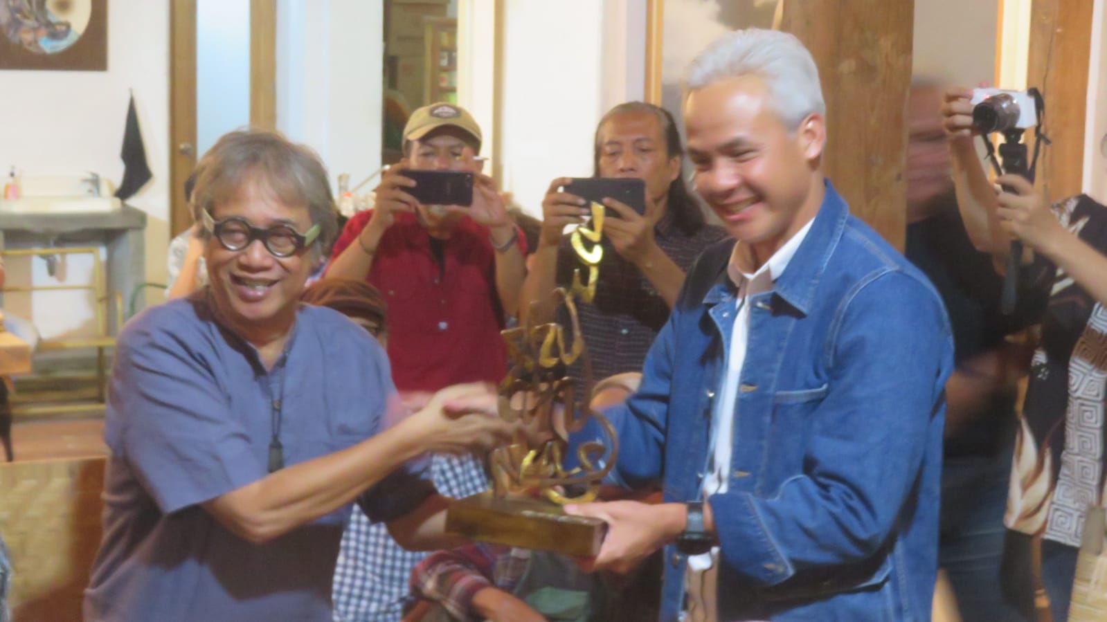NUSANTARA: Ganjar Pranowo menerima karya Butet Kertaredjasa di kediaman Butet Kartaredjasa di Kasihan Bantul, Senin malam (16/10). (Dwi Agus/Radar Jogja)
