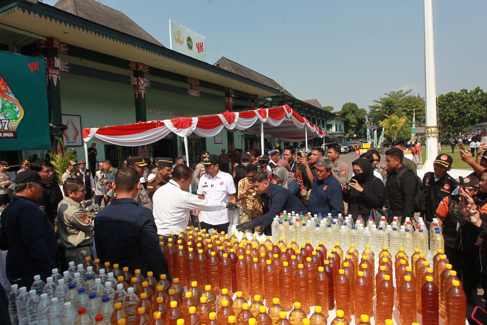 MUSNAH: Pemusnahan barang bukti hasil operasi cipta kondisi jelang pemilu di halaman Balai Kota Jogja, Selasa (17/10). (Guntur Aga Tirtana/Radar Jogja)