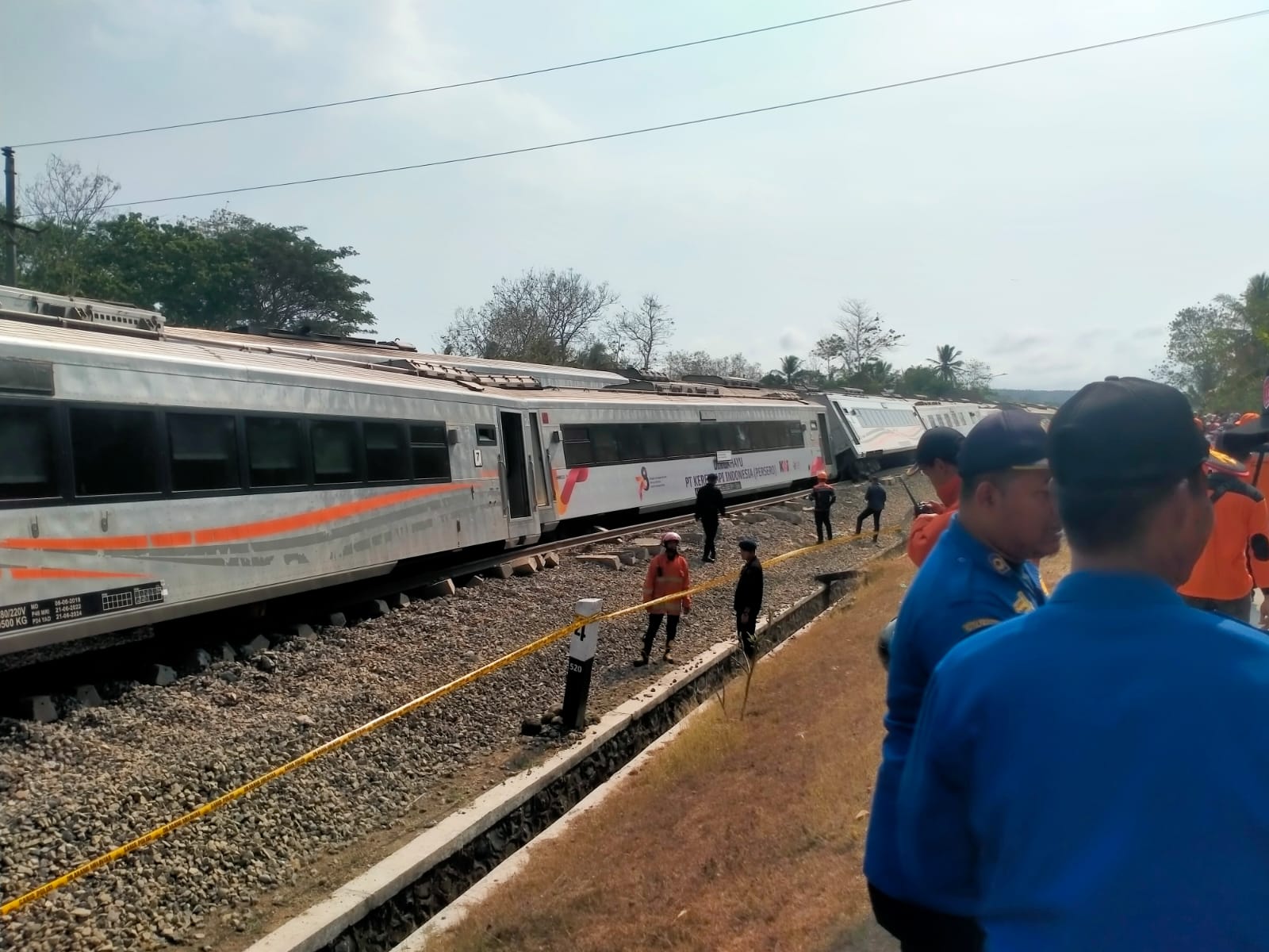 SELAMAT: Penumpang keluar dari kereta api yang mengalami insiden di petak jalan Sentolo-Wates di wilayah Kalimenur, Kalurahan Sukoreno, Sentolo, Kulon Progo, kemarin (17/10). (Dok Redkar Kulonprogo)