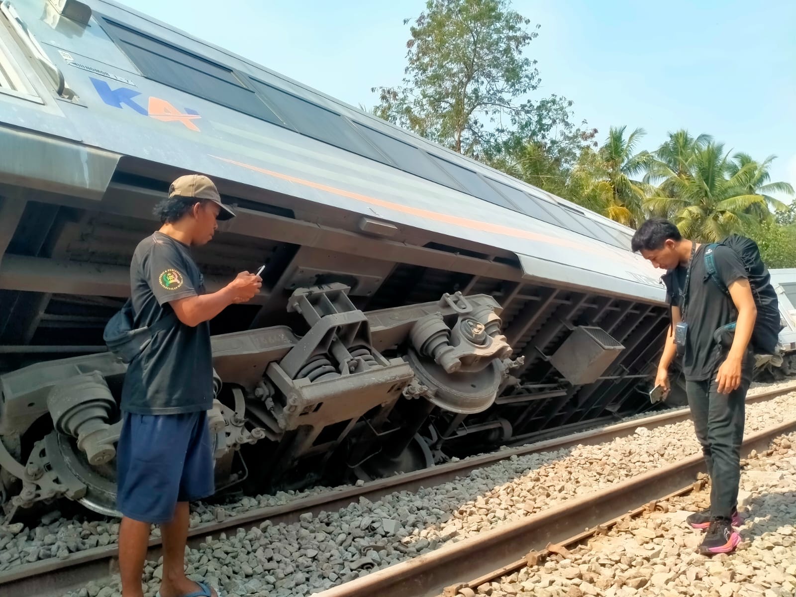 TERGELINCIR: Kondisi KA Argo Semeru yang anjlok di petak jalan Sentolo-Wates di wilayah Kalimenur, Kalurahan Sukoreno, Kapanewon Sentolo, Kulon Progo, kemarin (17/10). (Dok BPBD Kulonprogo)