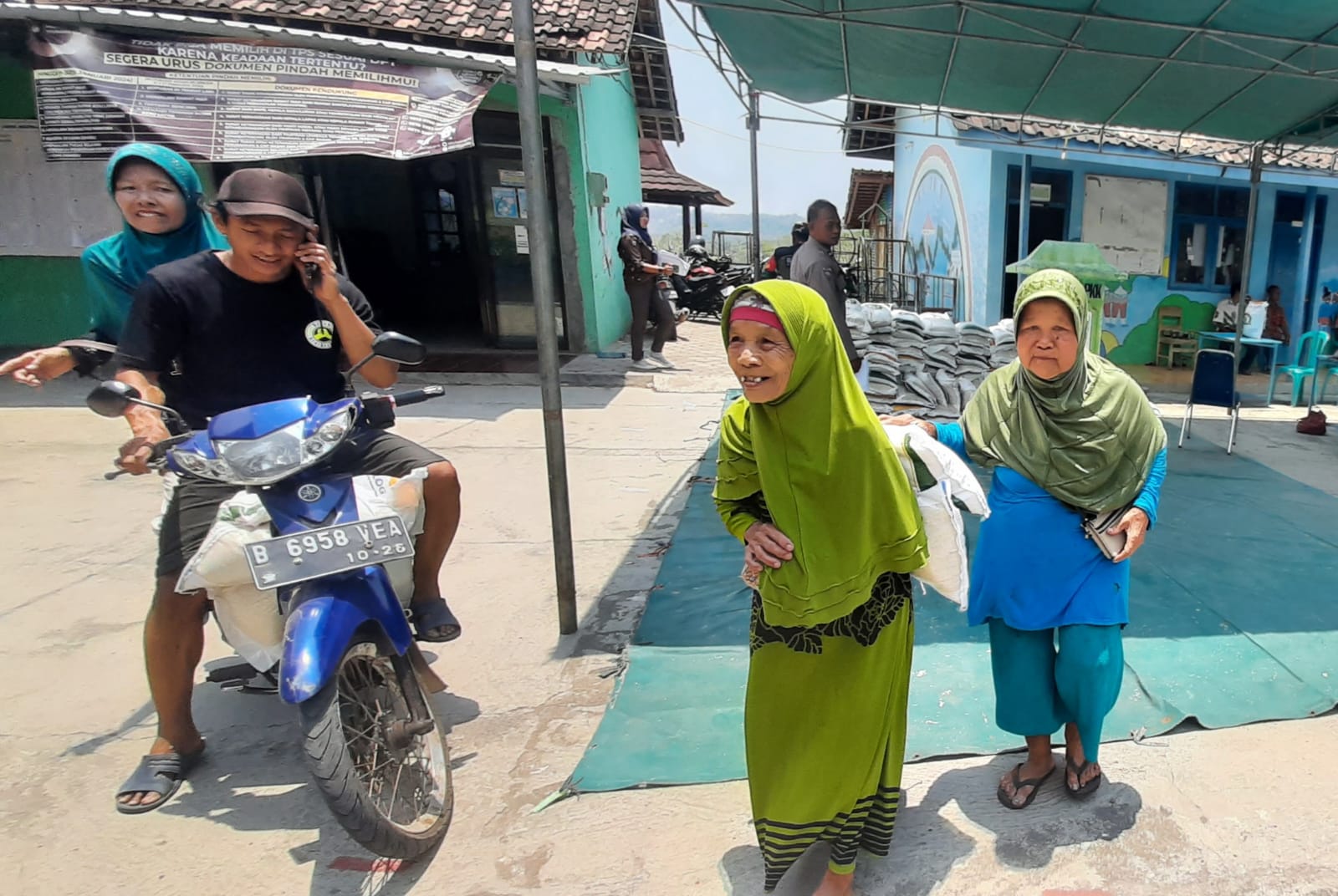 DIBANTU: Warga Kalurahan Pengkol, Kapanewon Nglipar, Gunungkidul, terlihat pulang usai mengambil jatah bantuan beras dari pemerintah Selasa (17/10). (GUNAWAN/Radar Jogja)