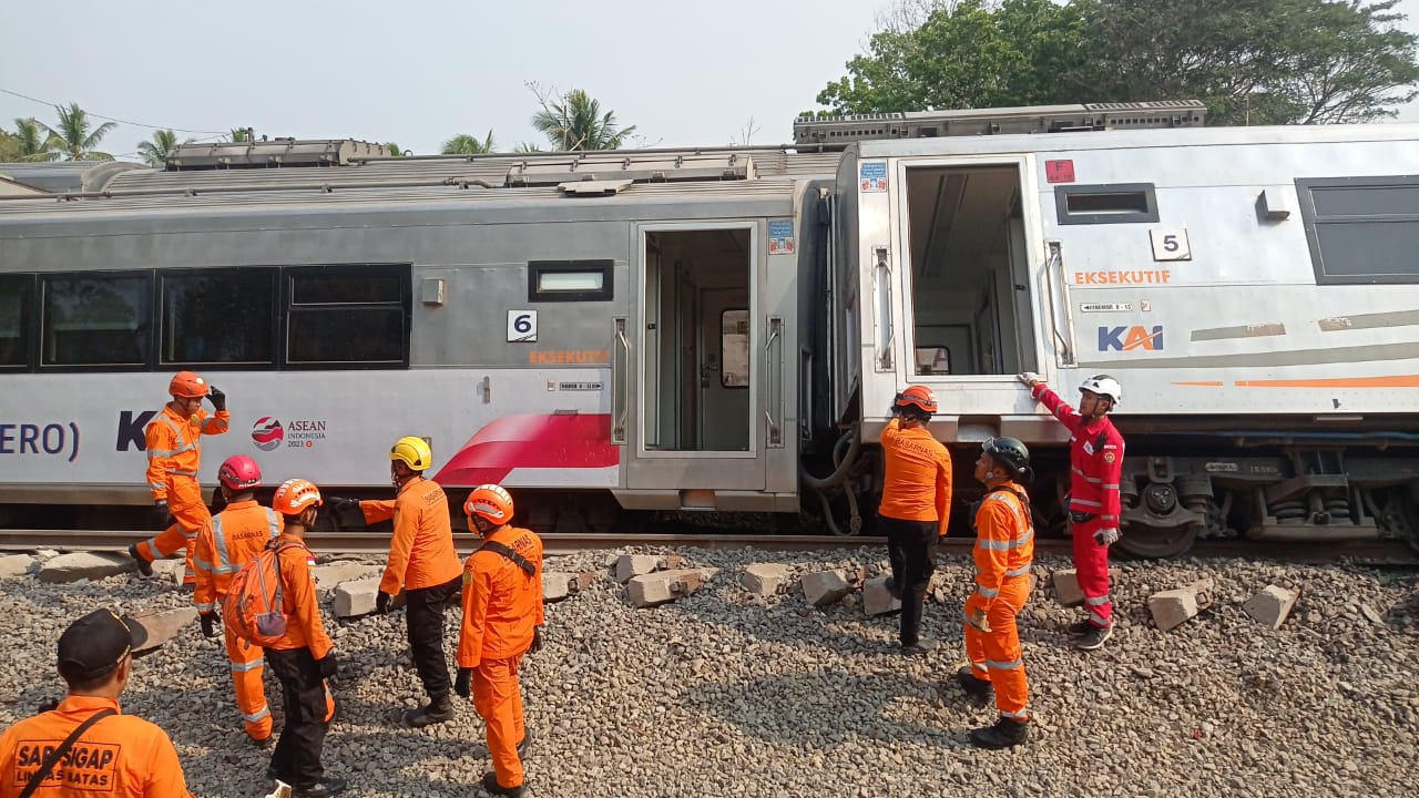 EVALUASI: Gerbong kereta api yang mengalamo anjlok di perlintasan KM 520 + 4 petak jalan antara Stasiun Sentolo dan Stasiun Wates. (Istimewa)