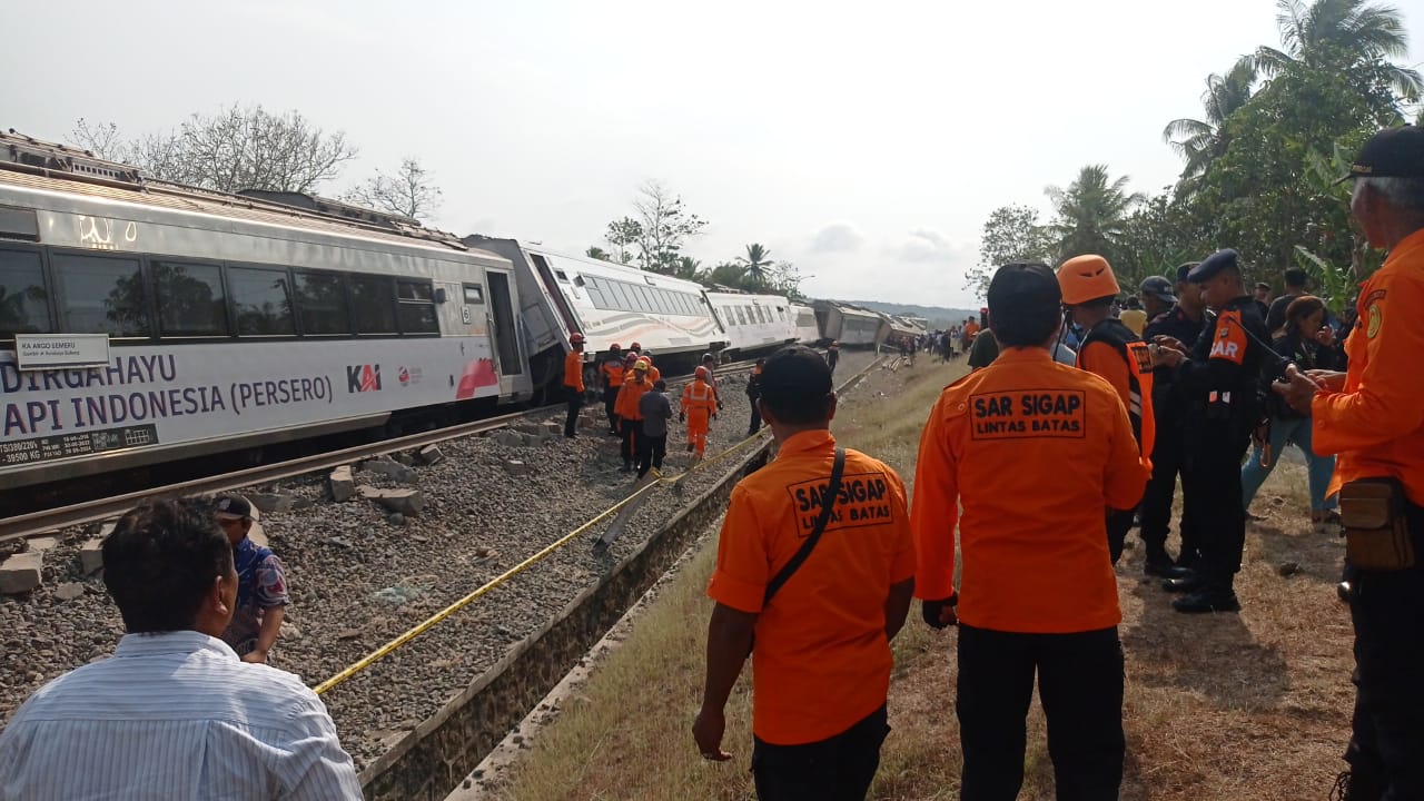 BATASI: Suasana lokasi kecelakaan KA Argo Semeru di perlintasan Kali Menur Sentolo, Kulon Progo. (Istimewa)