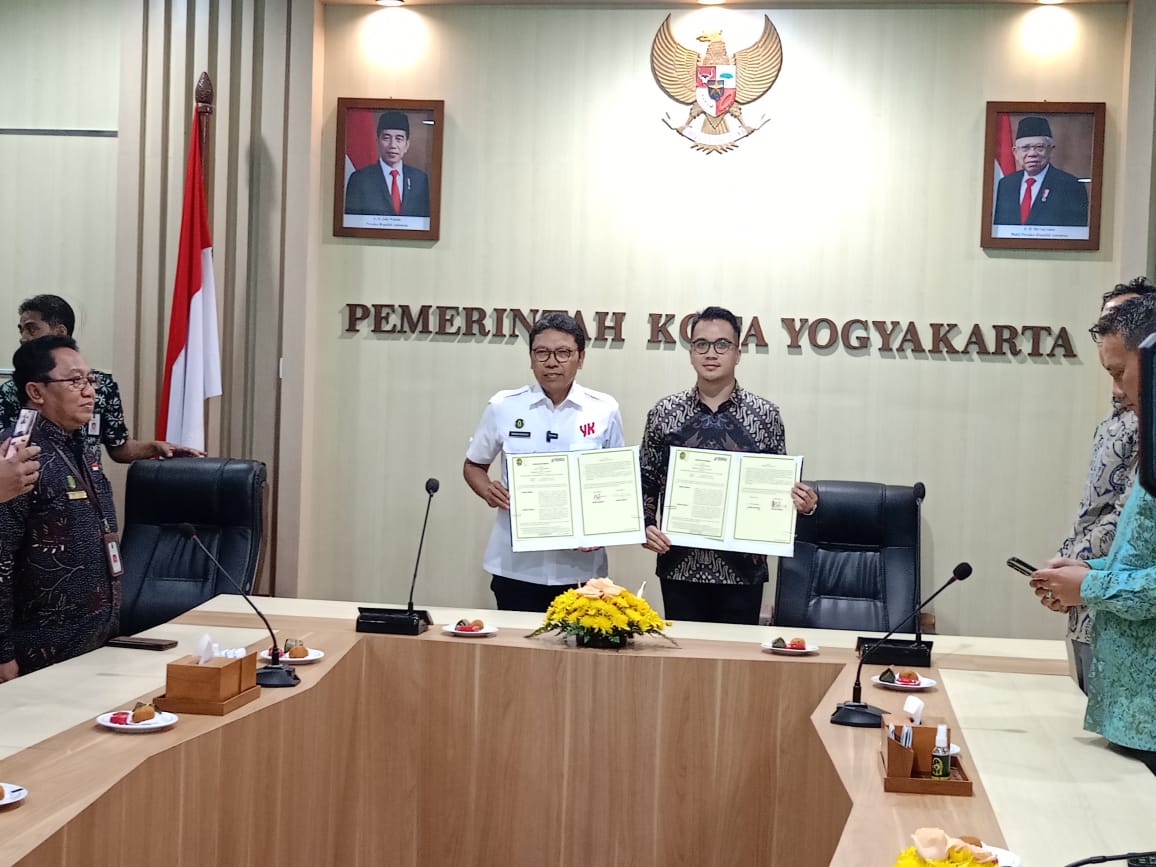 SETUJU: Penandatanganan MOU oleh Pj Wali Kota Jogja Singgih Raharjo dan Dirut PT Biru Sistem Perkasa Cendra Perkasa terkait penanganan sampah, Selasa (17/10). (Alfi Annissa Karin/Radar Jogja)
