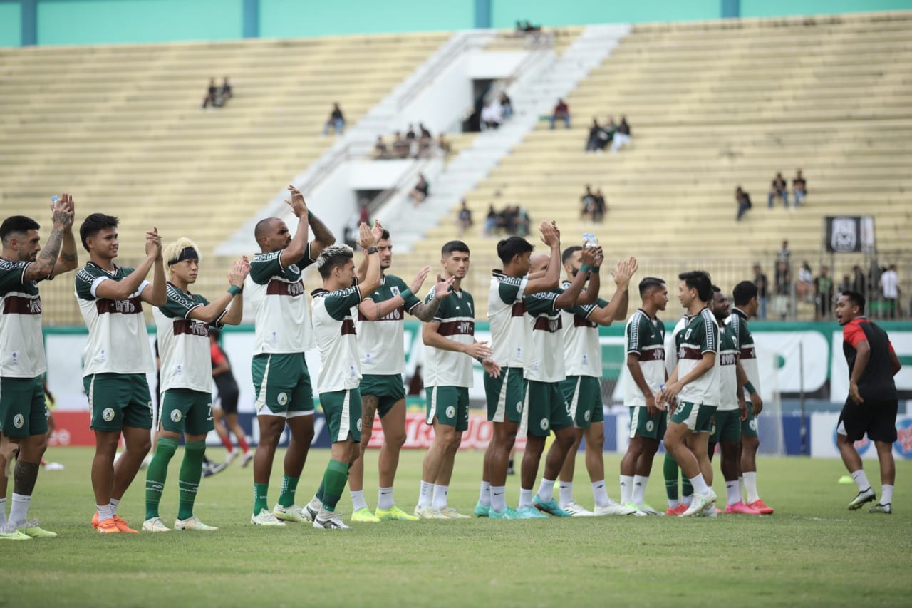 DUKUNG: Pemain PSS Sleman memberi tepuk tangan ke arah penonton. (Dok PSS Sleman)