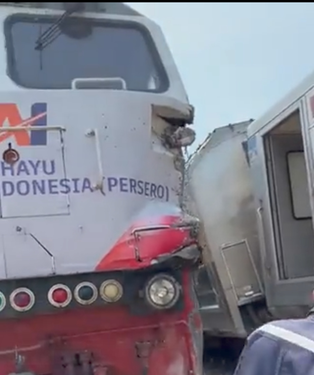 Bagian depan lokomotif KA Argo Wilis yang mengalami kerusakan akibat menyerempet KA Argo Semeru yang anjlok.