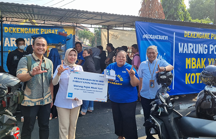 APRESIASI: Bank Mandiri Area Jogjakarta saat memberikan reward kepada salah satu UMKM yang menggunakan Qris Livin Merchant.Fahmi Fahriza/Radar Jogja&nbsp;