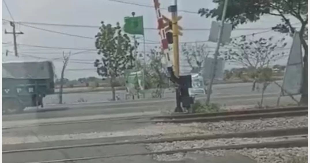 Tangkapan layar video viral yang menunjukkan mobil pikap nyaris tersambar kereta api di Duduksampeyan, Gresik. (Radar Gresik)