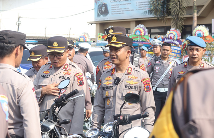 SIAGA: Kapolres Purworejo baru Eko Sunaryo berserta jajarannya mengecek kelayakan kondisi kendaraan dinas Polres Purworejo untuk Operasi Mantap di Halaman Mapolres Purworejo, Selasa (17/10).ISTIMEWA