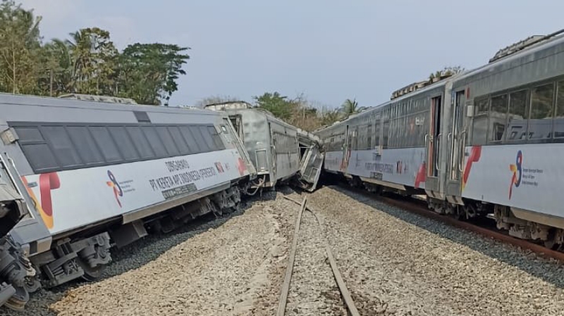 JEJER: Rangkaian gerbong kereta api yang anjlok di Kalimenur, Sentolo, Kulonprogo. (Dok BPBD Kulonprogo)