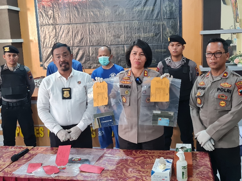 MENUNDUK: Tiga tersangka berinisial SPR, DNS, dan WP harus mendekam di jeruji besi karena penggelapan uang yang dilakukan. (Naila Nihayah/Radar Jogja)