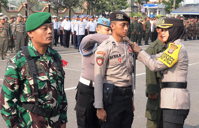 SIAGA: Kapolres Kulon Progo AKBP Nunuk Setiyowati menyematkan pita kepada anggota sebagai tanda dimulainya Operasi Mantap Brata 2023-2024 di halaman Mapolres Kulon Progo,(17/10/23).