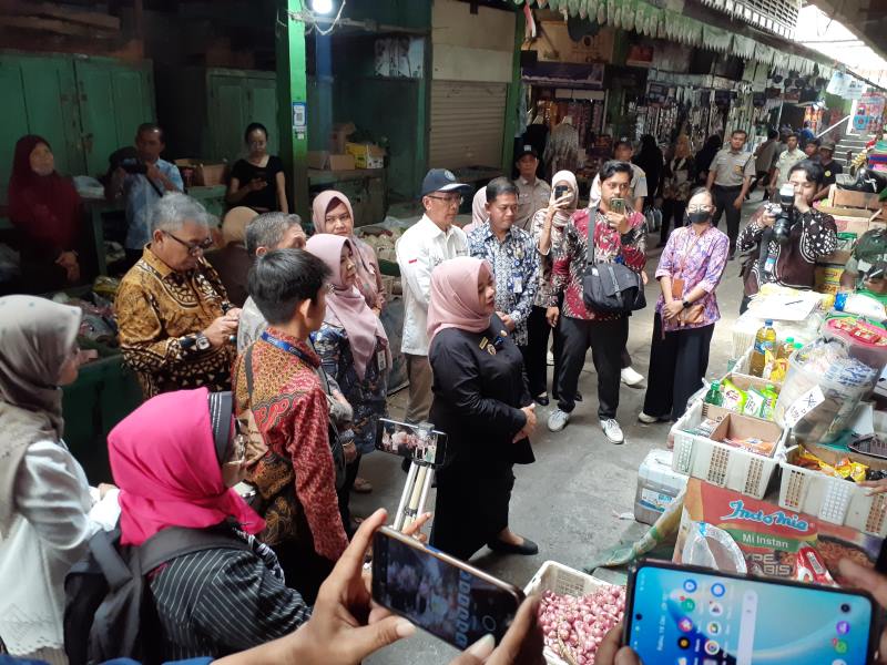 Bupati Sleman Kustini Sri Purnomo saat melaksanakan operasi pasar murah dan penyerahan pakta integritas kepada para pedagang beras di Pasar Gamping, Rabu (18/10). FOTO// IWAN NURWANTO