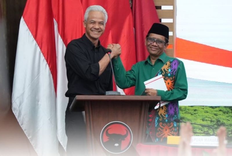 RESMI :  Ganjar Pranowo dan Mahfud MD, usai didapuk sebagai pasangan bacapres dan bacawapres, Rabu (18/10/2023). (X/@PDI Perjuangan)