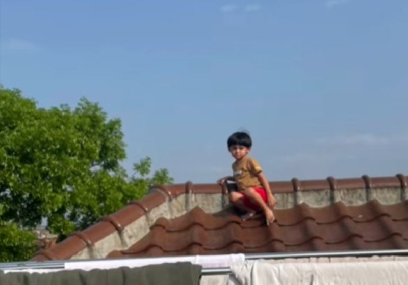 Bocah Laki-laki bernama Natnat gemparkan keluarganya karena didapati menangis di atas genteng "Nyari Ayam"?. (Tangkapan layar TikTok/@firsialda)