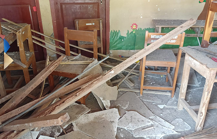 TIDAK ADA KORBAN - Kondisi ruang darurat Unit Kesehatan Sekolah (UKS) SDN Candibaru, Karangmojo yang digunakan untuk belajar bagian plafon runtuh Selasa (18/10)&nbsp;lalu.ISTIMEWA