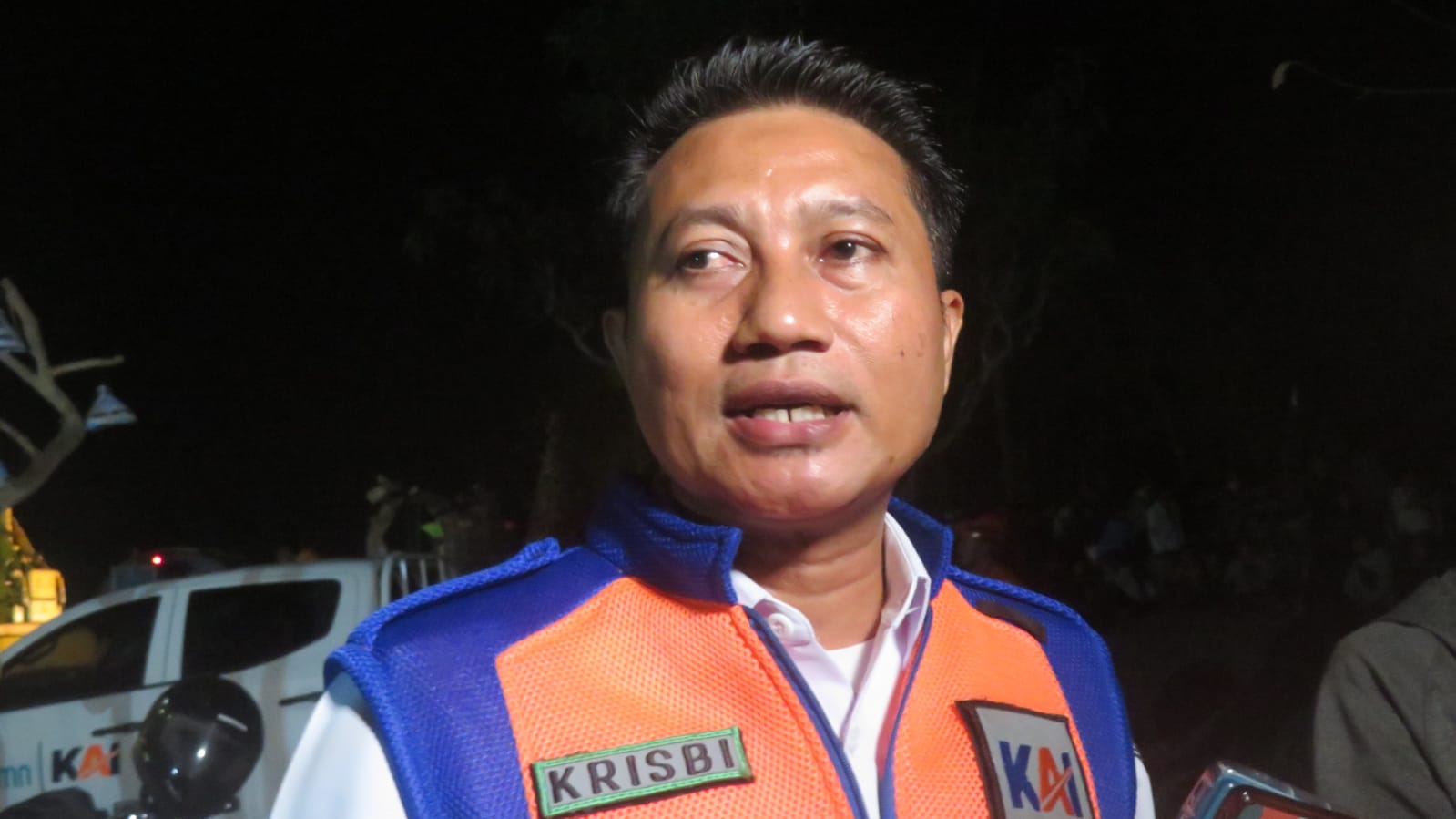 FOKUS: Manajer Humas PT KAI Daop 6 Jogjakarta Krisbiyantoro di lokasi kecelakaan di Stasiun Kalimenur Kulonprogo, Selasa malam (17/10). (Dwi Agus/Radar Jogja)