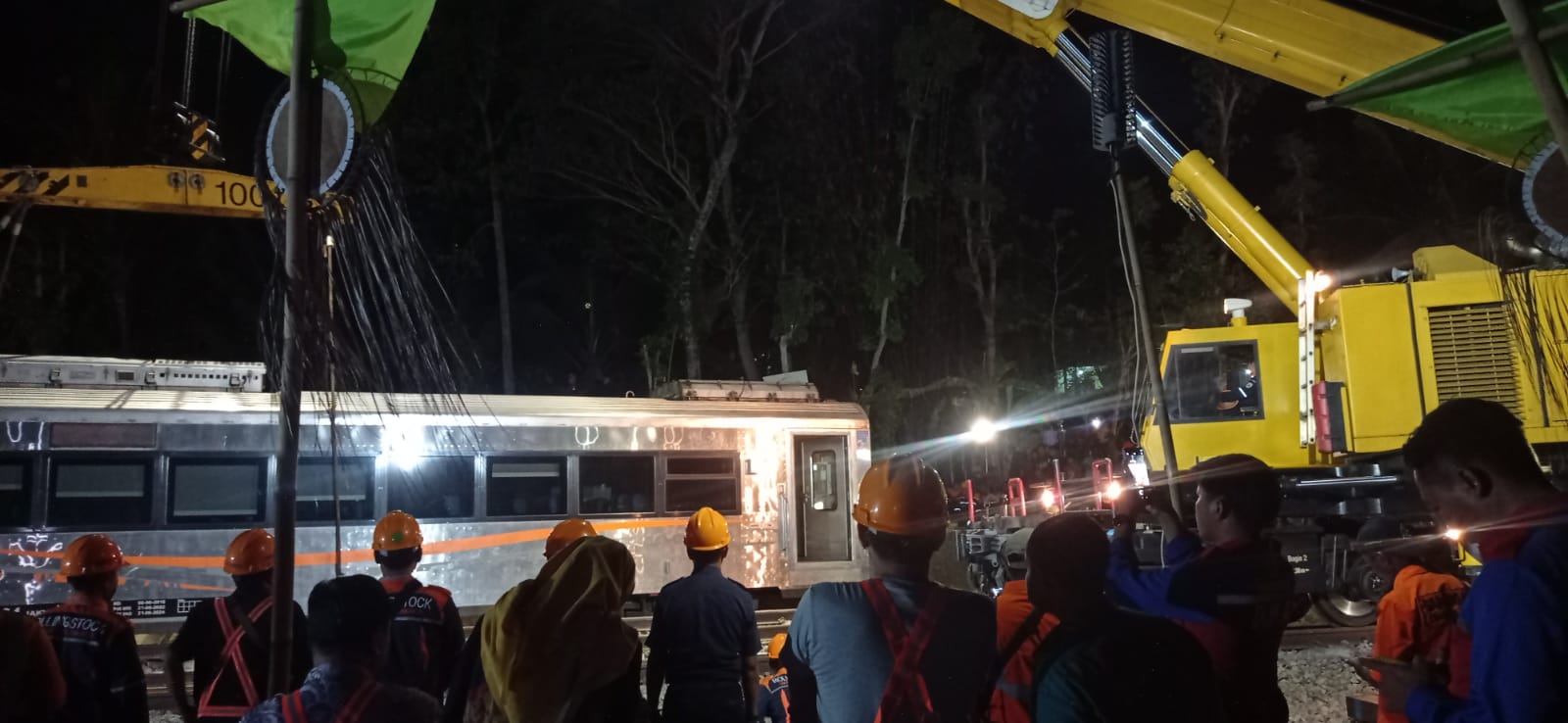 PINDAHKAN: Proses evakuasi gerbong KA Argo Semeru. (Dwi Agus/Radar Jogja)