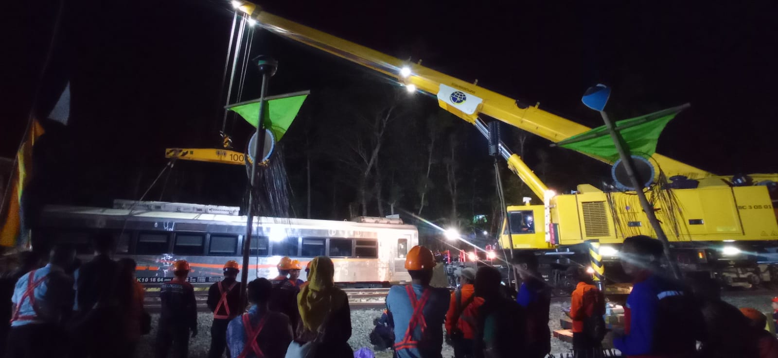 KERJA KERAS: Petugas menggunakan crane untuk memindahkan gerbong KA Argo Semeru di lokasi kecelakaan di Stasiun Kalimenur Kulonprogo, Selasa malam (17/10). (Dwi Agus/Radar Jogja)