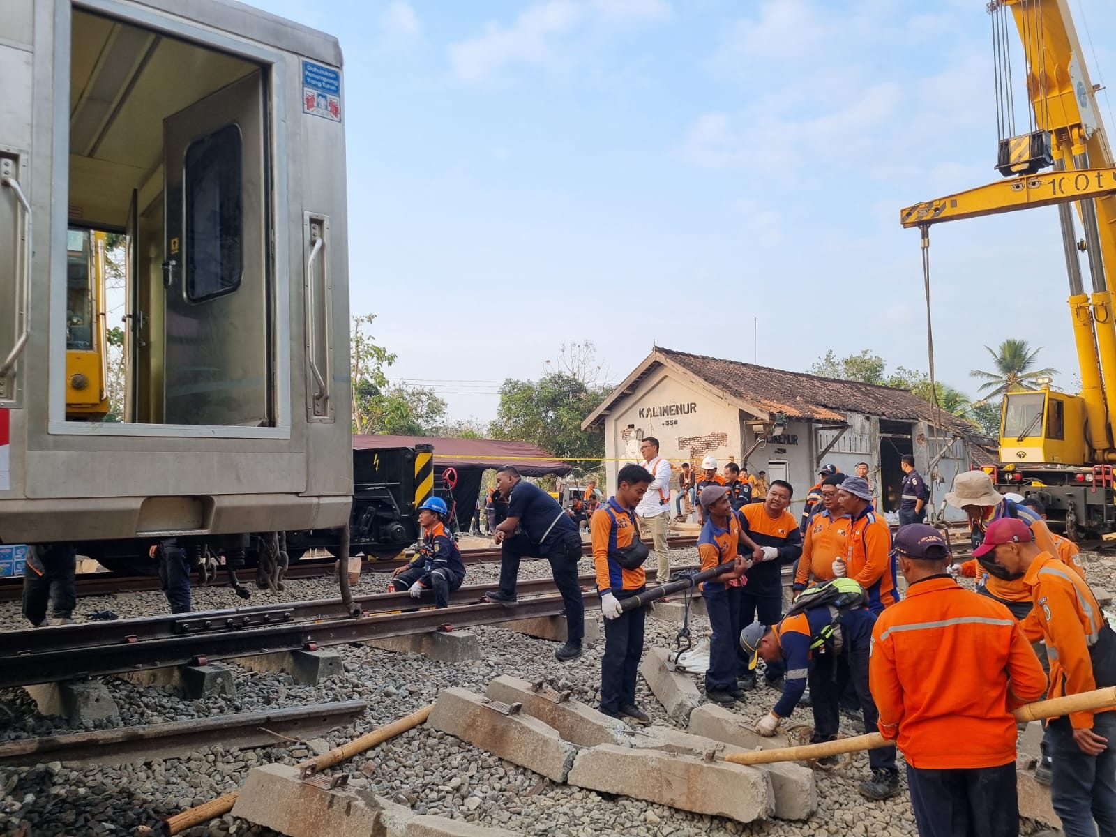 KOMPAK: Petugas mengevakuasi gerbong dan memperbaiki jalur kereta api di KM 520 + 4 petak jalan antara Stasiun Sentolo dan Stasiun Wates. (Dok Istimewa)