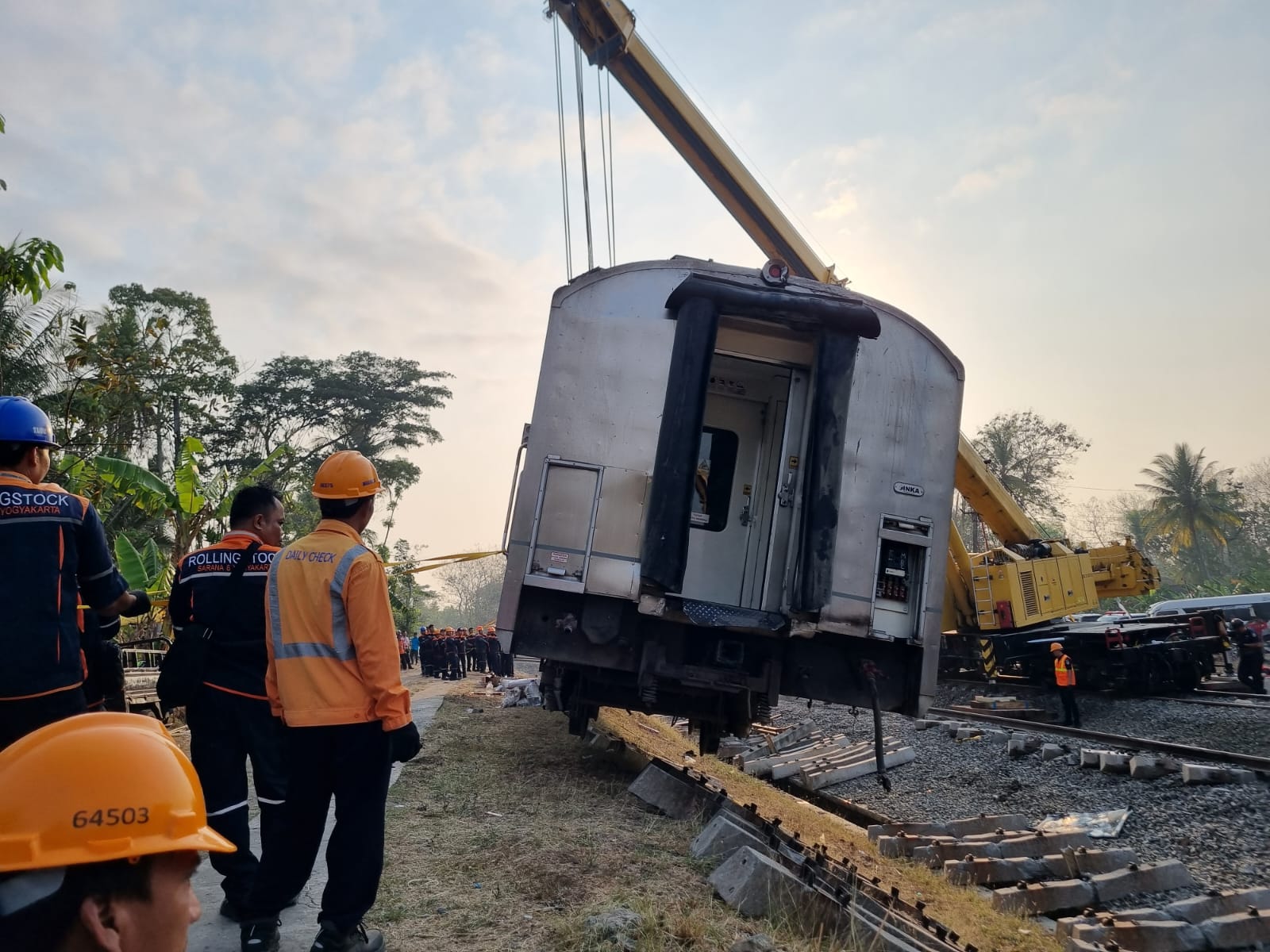 PINDAHKAN: Rangkaian gerbong dievakuasi dari jalur kereta api di KM 520 + 4 petak jalan antara Stasiun Sentolo dan Stasiun Wates. (Dok Istimewa)