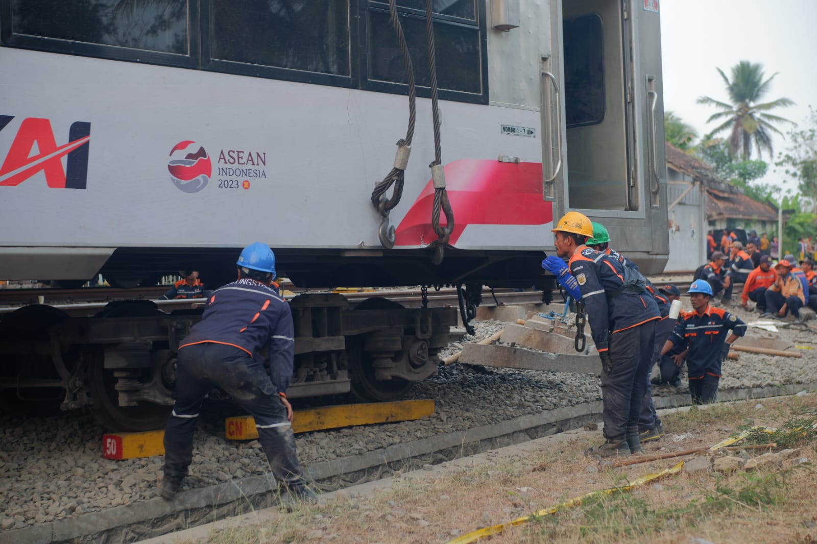 ANGKAT: Rangkaian gerbong dievakuasi dari jalur kereta api di KM 520 + 4 petak jalan antara Stasiun Sentolo dan Stasiun Wates. (Dok Istimewa)