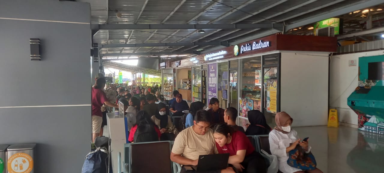 MENANTI: Suasana Stasiun Tugu Jogja siang ini. (Khairul Ma