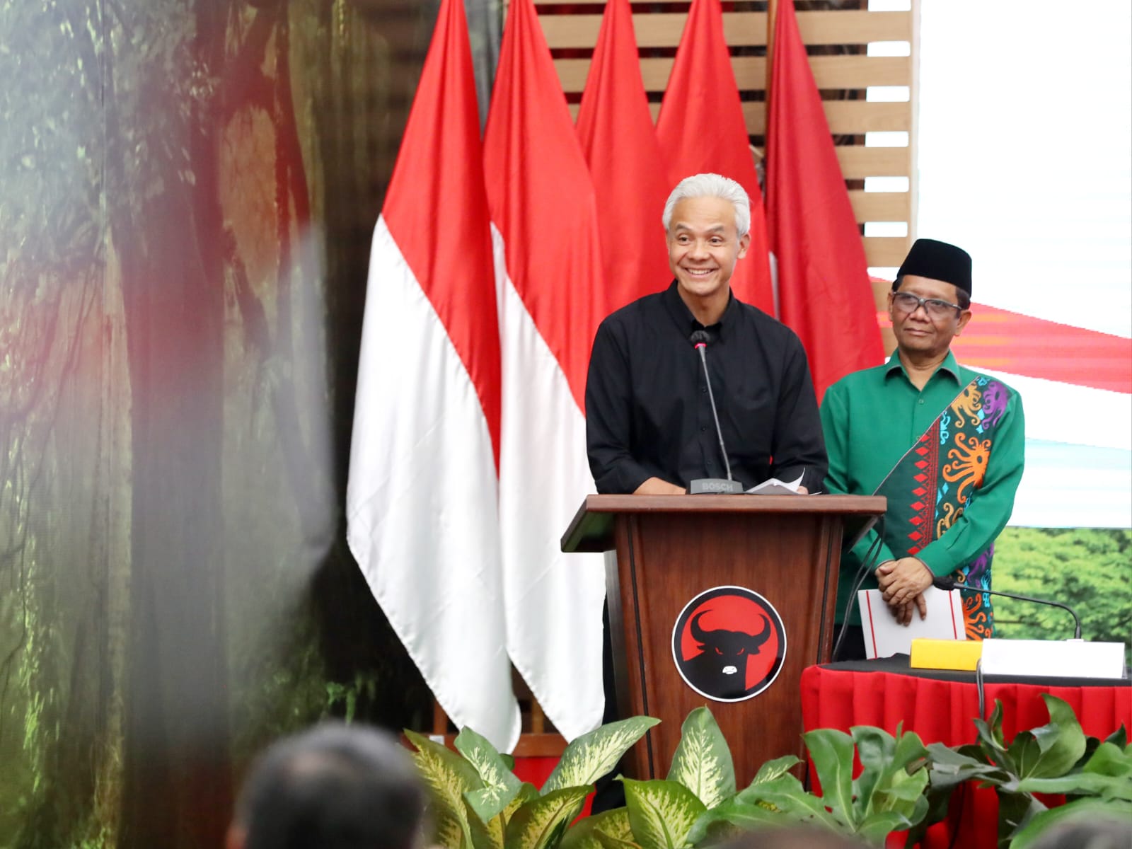 SEMANGAT: Calon Presiden RI Ganjar Pranowo dan calon Wakil Presiden RI Prof Mohammad Mahfud MD. (Istimewa)