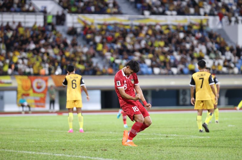 Hokky Caraka rayakan gol