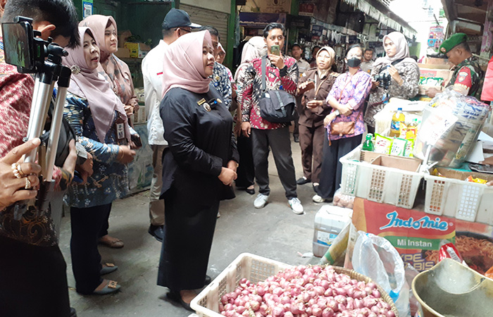 TERJUN LANGSUNG: Bupati Sleman Kustini Sri Purnomo saat melaksanakan operasi pasar murah dan penyerahan pakta integritas kepada para pedagang beras di Pasar Gamping Rabu (18/10/23).