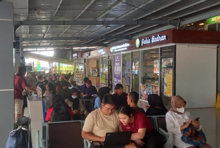 Suasana di dalam Stasiun Tugu Khairul Ma